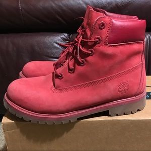 Red Timberlands US 7 boys (Women’s 9)